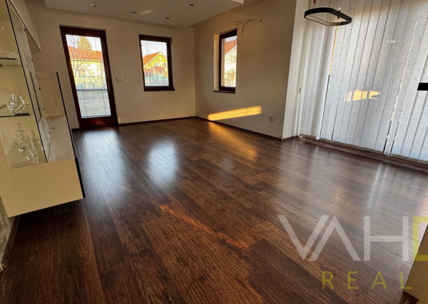 Na predaj priestranný 5-izbový rodinný dom s altánkom a krásnou záhradou v obci Čataj