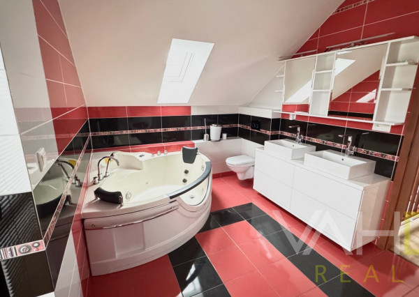 Na predaj priestranný 5-izbový rodinný dom s altánkom a krásnou záhradou v obci Čataj