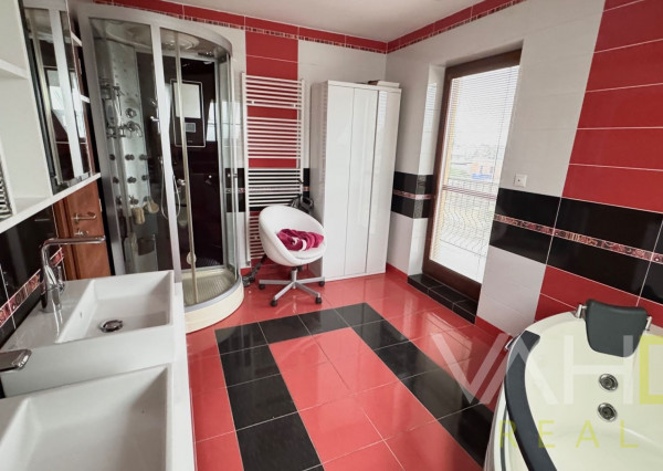 Na predaj priestranný 5-izbový rodinný dom s altánkom a krásnou záhradou v obci Čataj