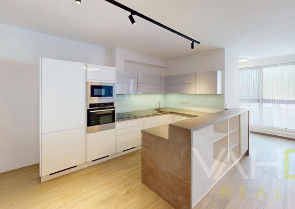 NA PREDAJ Veľkometrážny 3-izbový byt v srdci Trnavy s parkovaním a krytou terasou