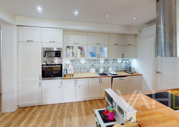 REZERVOVANÉ 4izb. bungalov s dvojgarážou, krbom v obci Báhoň