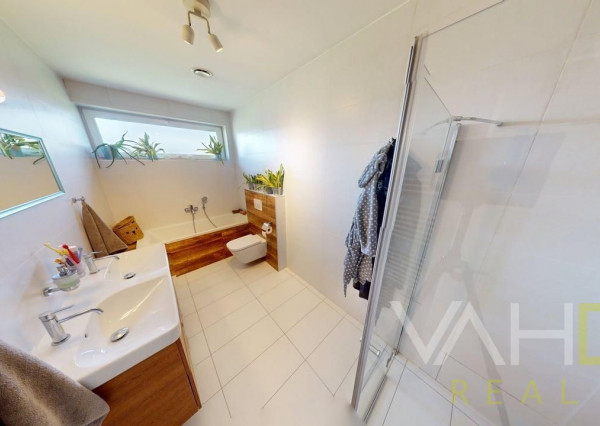 REZERVOVANÉ 4izb. bungalov s dvojgarážou, krbom v obci Báhoň