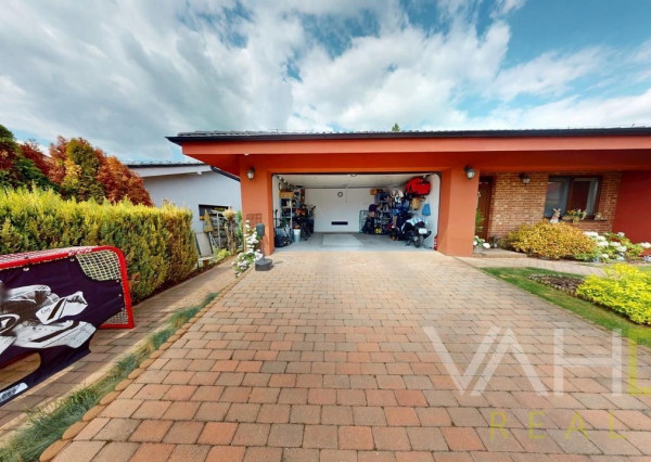 REZERVOVANÉ 4izb. bungalov s dvojgarážou, krbom v obci Báhoň