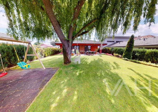 REZERVOVANÉ 4izb. bungalov s dvojgarážou, krbom v obci Báhoň