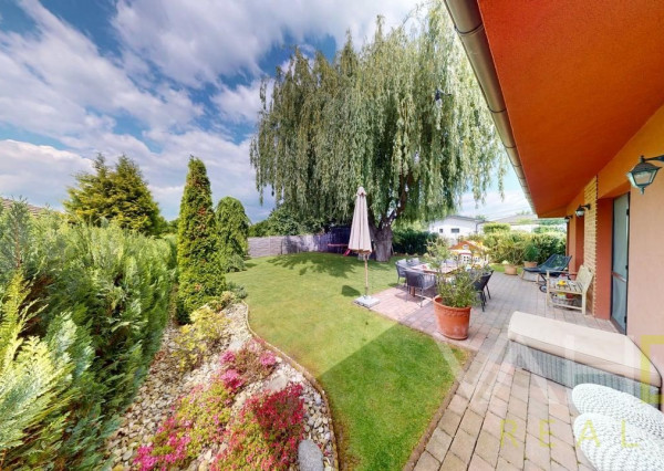 REZERVOVANÉ 4izb. bungalov s dvojgarážou, krbom v obci Báhoň