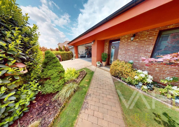 REZERVOVANÉ 4izb. bungalov s dvojgarážou, krbom v obci Báhoň