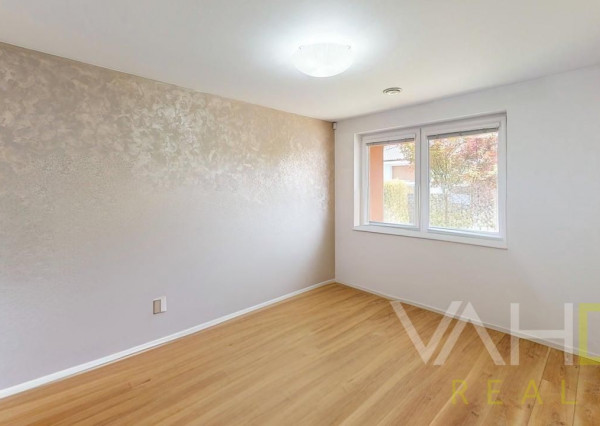 REZERVOVANÉ 4izb. bungalov s dvojgarážou, krbom v obci Báhoň