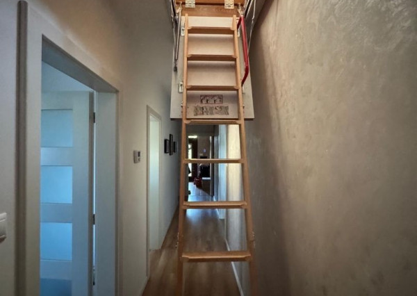 REZERVOVANÉ 4izb. bungalov s dvojgarážou, krbom v obci Báhoň