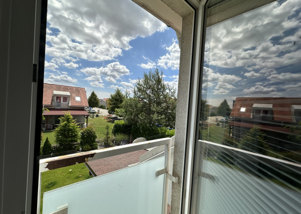 PREDANÉ! Kompletne zariadený 1,5 - izbový byt s parkingom v Bielom Kostole