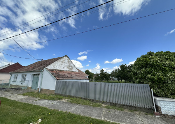 Rodinný dom s veľkým pozemkom a potenciálom – Siladice