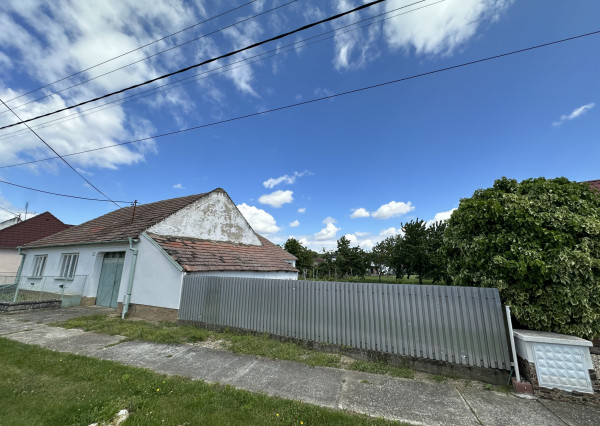 Rodinný dom s veľkým pozemkom a potenciálom – Siladice