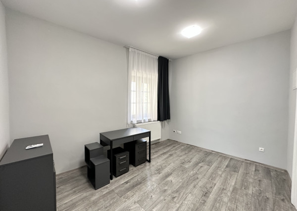 NA PRENÁJOM 2 - izbový kancelársky priestor na Trojičnom námestí !