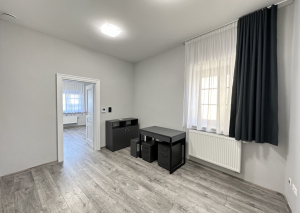 NA PRENÁJOM 2 - izbový kancelársky priestor na Trojičnom námestí !