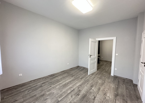 NA PRENÁJOM 2 - izbový kancelársky priestor na Trojičnom námestí !