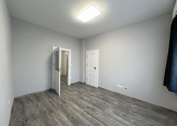 NA PRENÁJOM 2 - izbový kancelársky priestor na Trojičnom námestí !