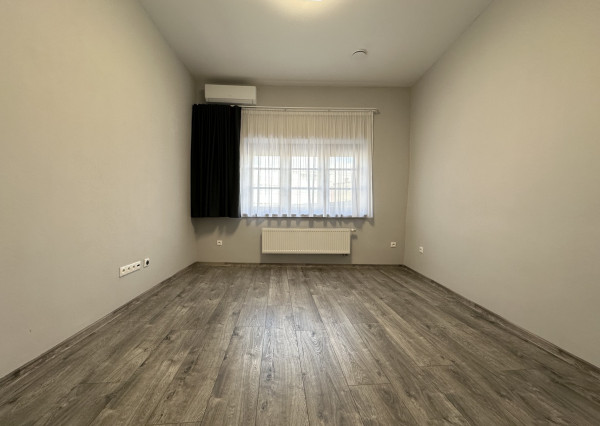 NA PRENÁJOM 2 - izbový kancelársky priestor na Trojičnom námestí !