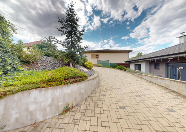 LUXUSNÉ BÝVANIE v Malženiciach pri Trnave – komfort, bazén, pohoda