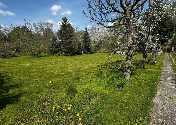 Záhrada s možnosťou výstavby v obci Suchá nad Parnou – 2 pozemky s IS a prístupom, ideálne aj ako investícia