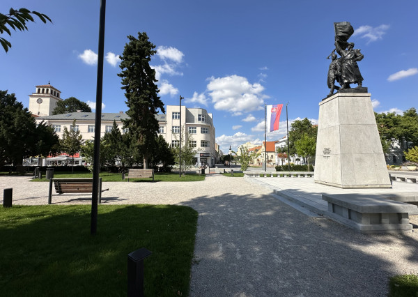 LUXUSNÝ PRENÁJOM KANCELÁRSKYCH PRIESTOROV – TRNAVA, NÁMESTIE SNP