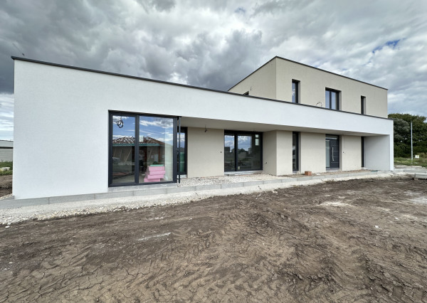 Exkluzívny 5-izbový rodinný dom s garážou a terasou – Biely Kostol pri Trnave