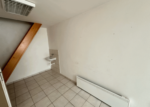 Na predaj vykurovaná výrobná hala s pozemkom – Dubnica nad Váhom, časť Prejta