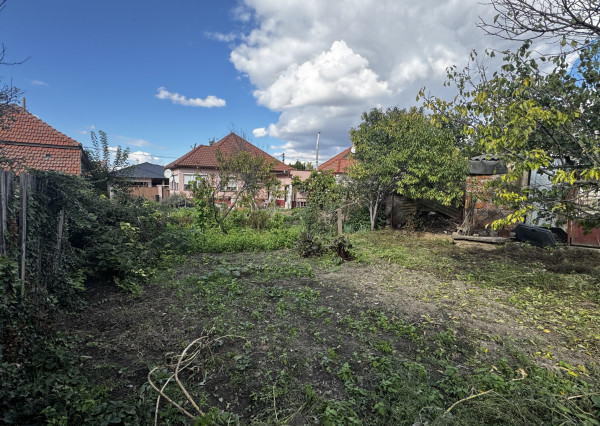 🏡 Na predaj: tehlový rodinný dom s veľkým pozemkom v obci Váhovce – ideálny na rekonštrukciu alebo výstavbu nového domu 🌿