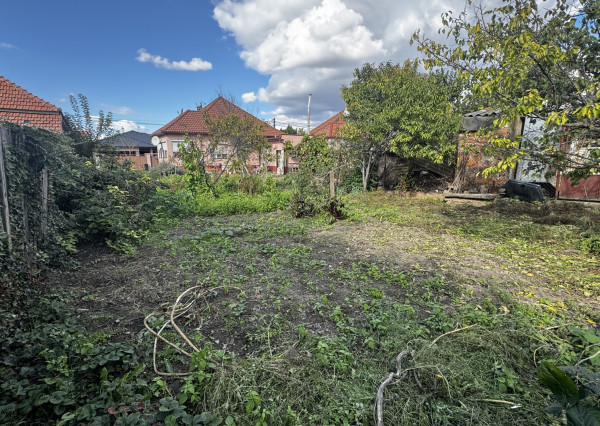 🏡 Na predaj: tehlový rodinný dom s veľkým pozemkom v obci Váhovce – ideálny na rekonštrukciu alebo výstavbu nového domu 🌿