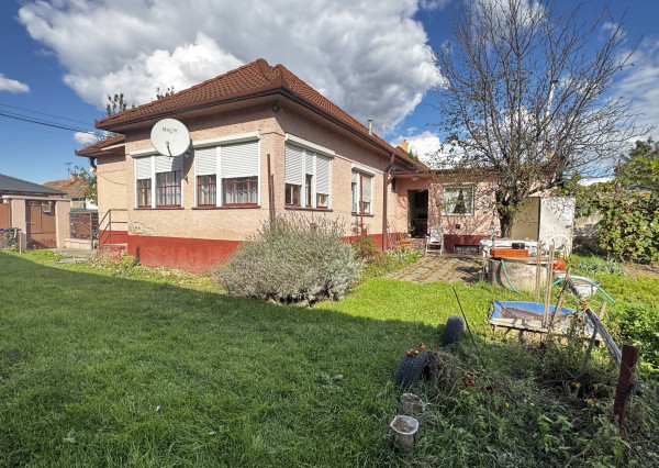 🏡 Na predaj: tehlový rodinný dom s veľkým pozemkom v obci Váhovce – ideálny na rekonštrukciu alebo výstavbu nového domu 🌿