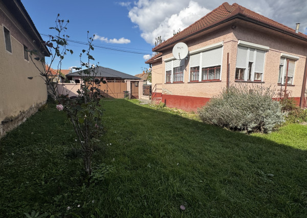 🏡 Na predaj: tehlový rodinný dom s veľkým pozemkom v obci Váhovce – ideálny na rekonštrukciu alebo výstavbu nového domu 🌿