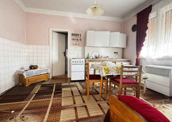 🏡 Na predaj: tehlový rodinný dom s veľkým pozemkom v obci Váhovce – ideálny na rekonštrukciu alebo výstavbu nového domu 🌿