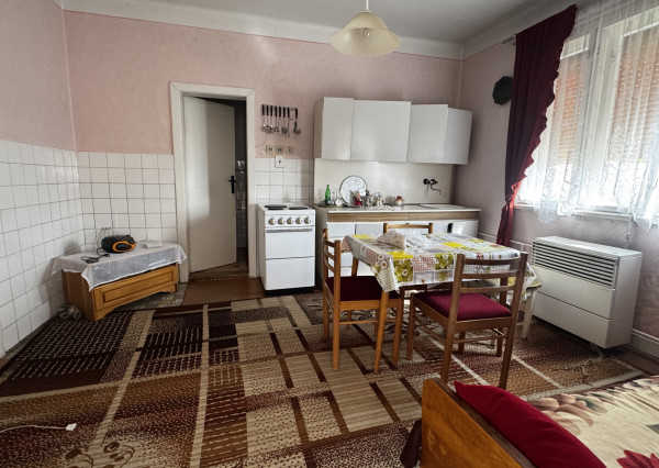 🏡 Na predaj: tehlový rodinný dom s veľkým pozemkom v obci Váhovce – ideálny na rekonštrukciu alebo výstavbu nového domu 🌿