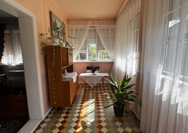 🏡 Na predaj: tehlový rodinný dom s veľkým pozemkom v obci Váhovce – ideálny na rekonštrukciu alebo výstavbu nového domu 🌿