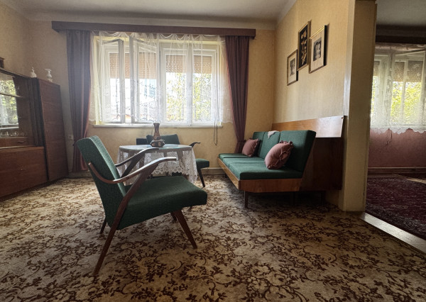 🏡 Na predaj: tehlový rodinný dom s veľkým pozemkom v obci Váhovce – ideálny na rekonštrukciu alebo výstavbu nového domu 🌿