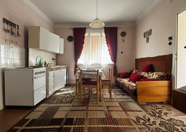 🏡 Na predaj: tehlový rodinný dom s veľkým pozemkom v obci Váhovce – ideálny na rekonštrukciu alebo výstavbu nového domu 🌿