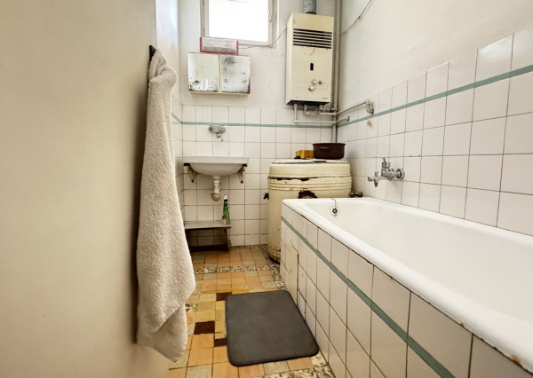 🏡 Na predaj: tehlový rodinný dom s veľkým pozemkom v obci Váhovce – ideálny na rekonštrukciu alebo výstavbu nového domu 🌿