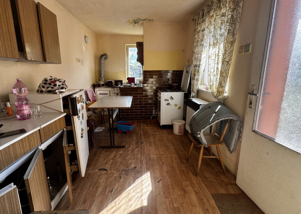 🏡 Na predaj: tehlový rodinný dom s veľkým pozemkom v obci Váhovce – ideálny na rekonštrukciu alebo výstavbu nového domu 🌿