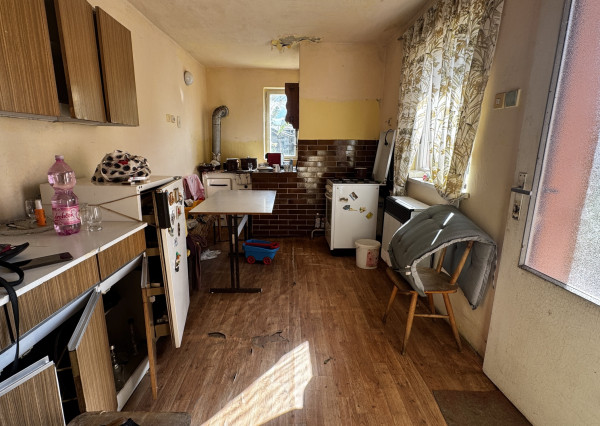 🏡 Na predaj: tehlový rodinný dom s veľkým pozemkom v obci Váhovce – ideálny na rekonštrukciu alebo výstavbu nového domu 🌿