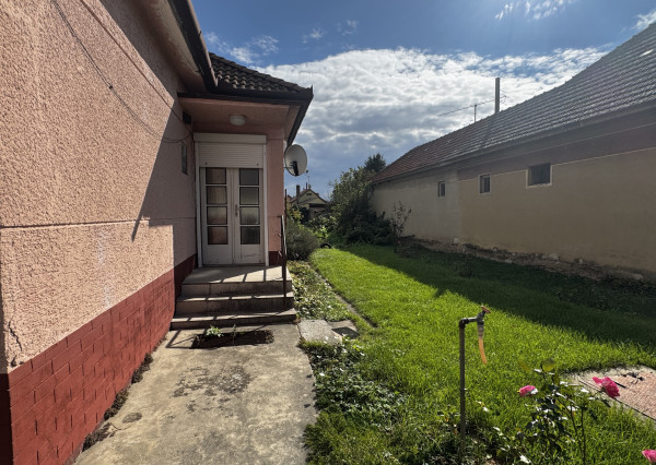 🏡 Na predaj: tehlový rodinný dom s veľkým pozemkom v obci Váhovce – ideálny na rekonštrukciu alebo výstavbu nového domu 🌿