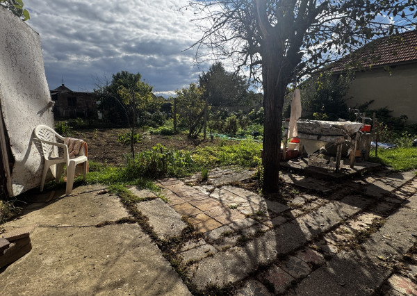 🏡 Na predaj: tehlový rodinný dom s veľkým pozemkom v obci Váhovce – ideálny na rekonštrukciu alebo výstavbu nového domu 🌿