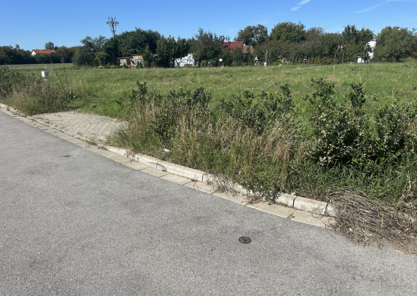 NA PREDAJ STAVEBNÝ POZEMOK Kamenný mlyn, 748m2, všetky IS