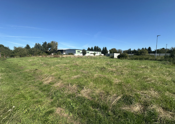 NA PREDAJ STAVEBNÝ POZEMOK Kamenný mlyn, 748m2, všetky IS