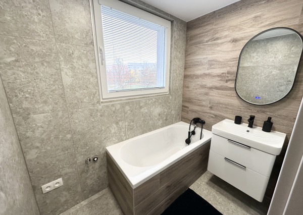 NA PREDAJ: Štýlový, kompletne zrekonštruovaný 3-izbový byt na ulici Vladimíra Clementisa – Trnava