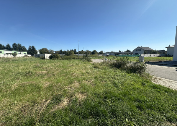 NA PREDAJ STAVEBNÝ POZEMOK Kamenný mlyn, 748m2, všetky IS