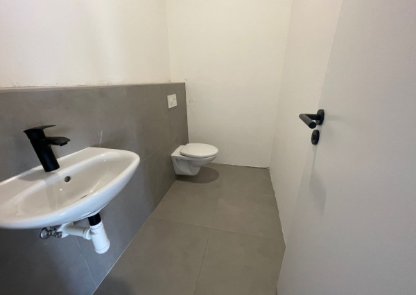 NOVÁ ADMINISTRATÍVNA BUDOVA s výborným napojením na diaľnicu, Zavarská ul. Trnava