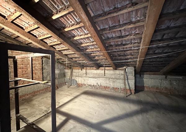 🔑 TOP PONUKA: NA PREDAJ! Obrovský Rodinný Dom so 100% Potenciálom v Seredi!