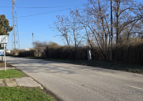 Pozemok na predaj na podnikanie - TOP lokalita.