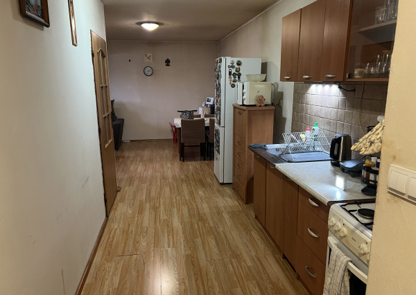 Na predaj TEHLOVÝ 2-izbový byt, vlastné park. miesto,  Hlohovec