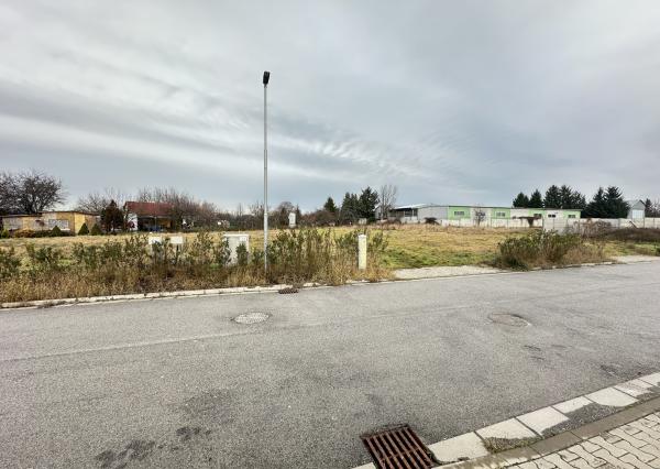 NA PREDAJ STAVEBNÝ POZEMOK Kamenný mlyn, 617m2, všetky IS