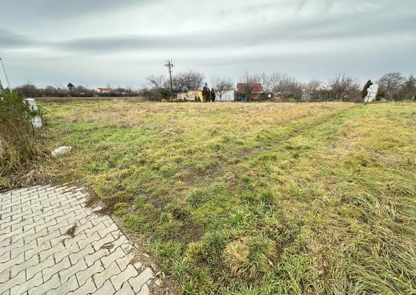 NA PREDAJ STAVEBNÝ POZEMOK Kamenný mlyn, 617m2, všetky IS