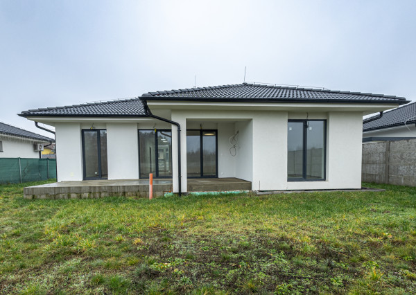 REZERVOVANÉ! Moderný 4-izbový bungalov v novej rezidenčnej štvrti – Nové Zámky